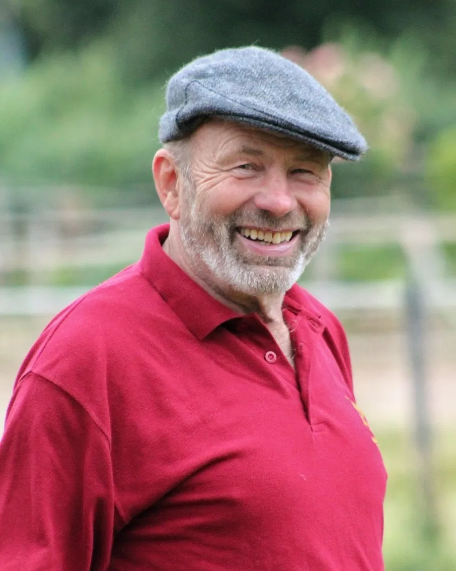 Siegfried Dörge lachend im Portrait